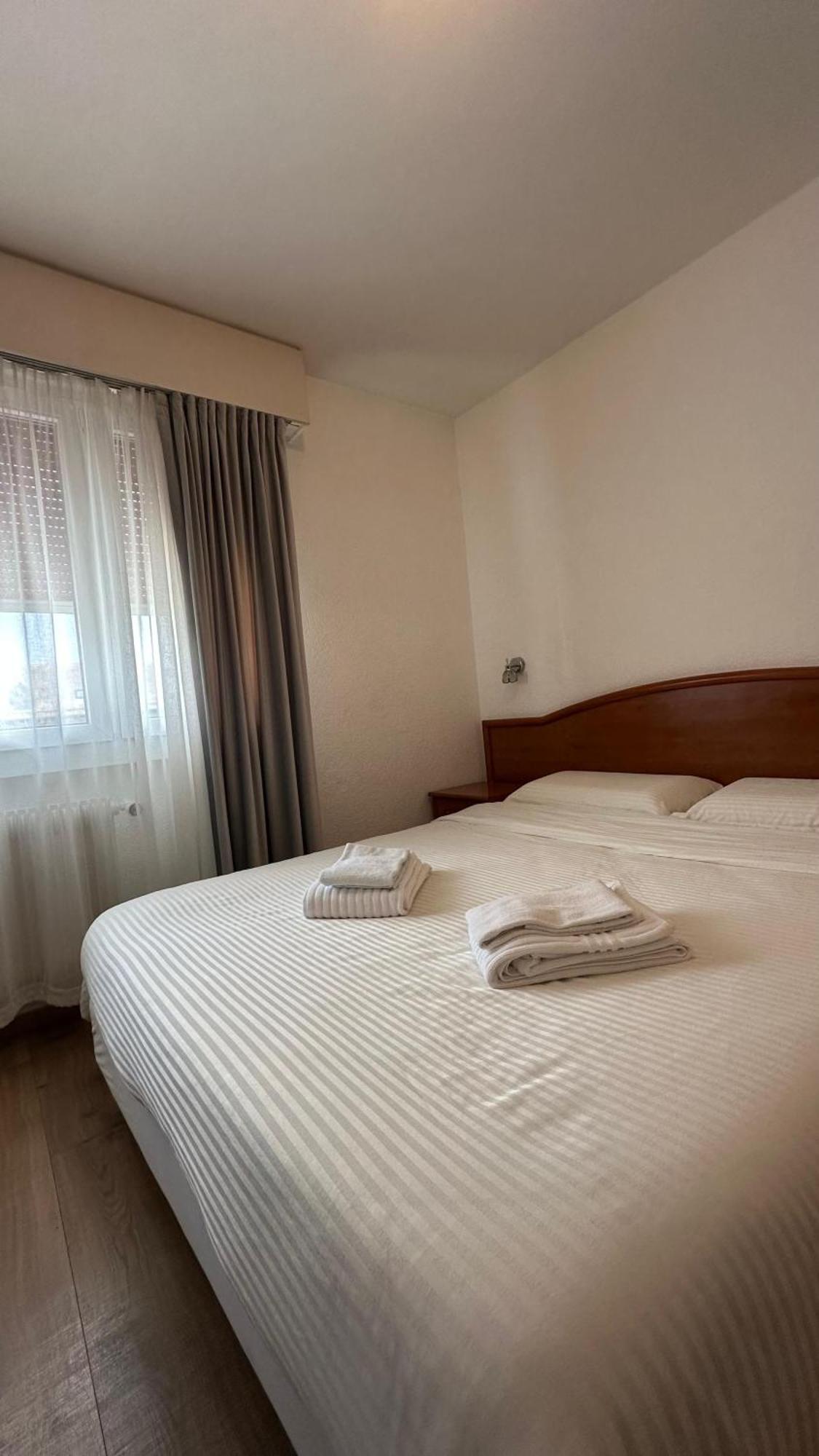 Hotel Du Quai Villeneuve Ngoại thất bức ảnh